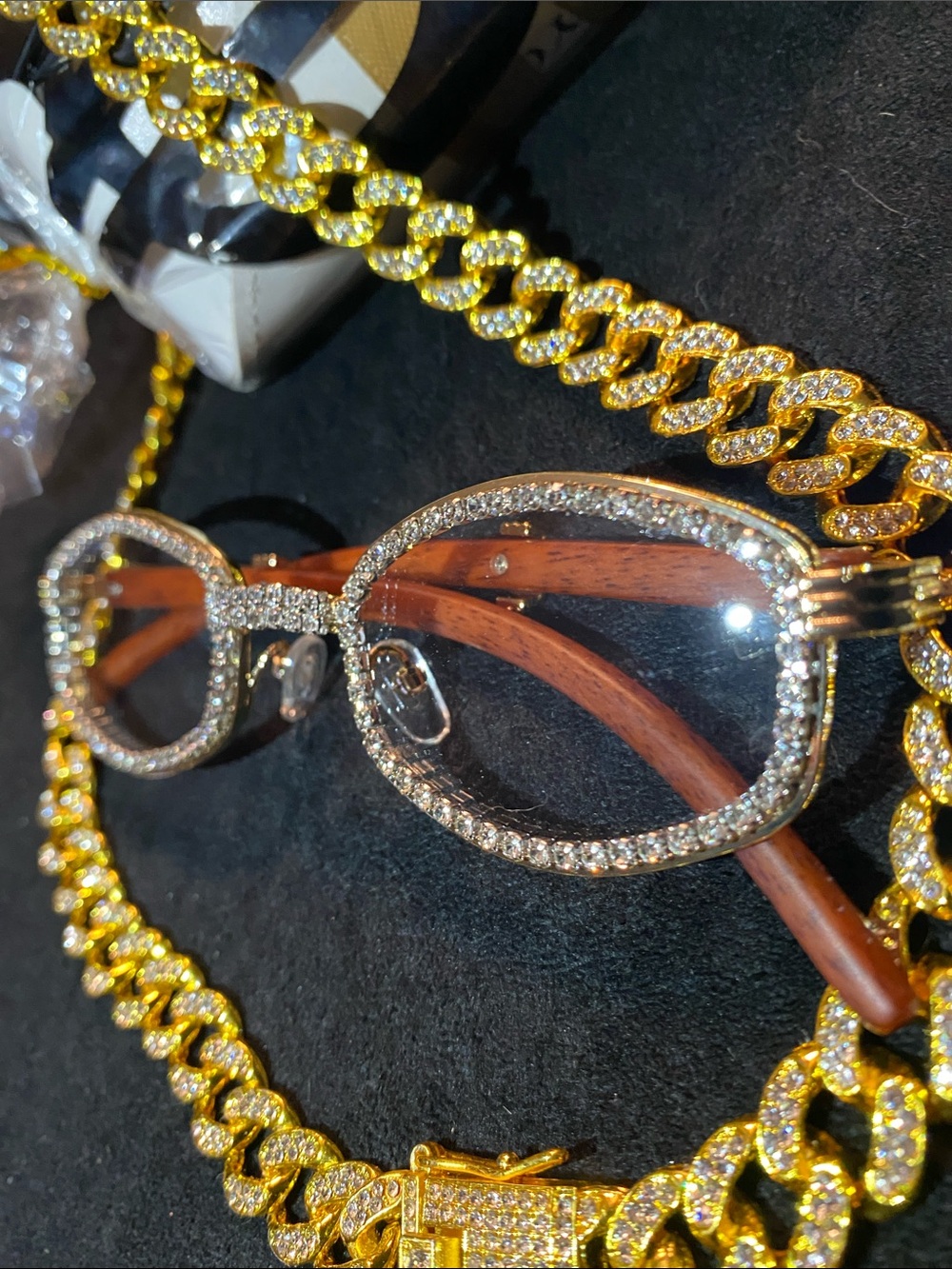 Chain 20 inch with glasses lab stones